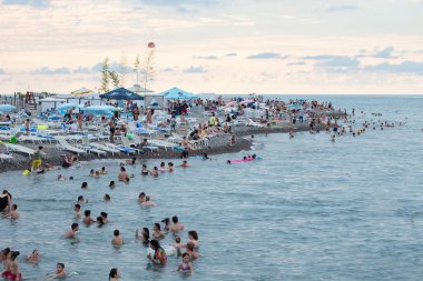 07 Ağustos 2022. Georgia mı? Batum. Merkez plaj. İnsanlar kalabalık bir plajda güneşlenip yüzerler..