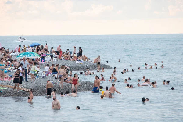 07 Ağustos 2022. Georgia mı? Batum. Merkez plaj. İnsanlar kalabalık bir plajda güneşlenip yüzerler..