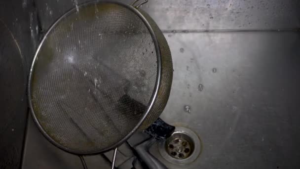 汚れた料理は台所のシンクの水で洗浄されます — ストック動画
