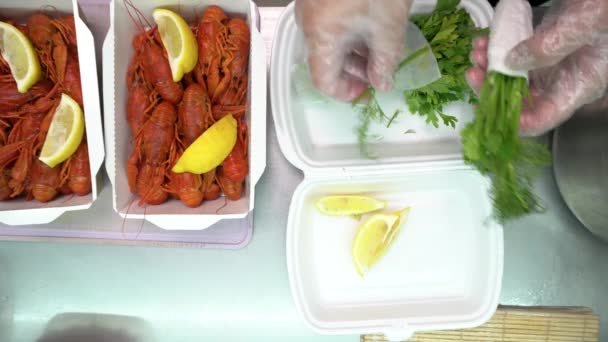 厨师的手用柠檬和豌豆茎装饰煮好的螃蟹 — 图库视频影像