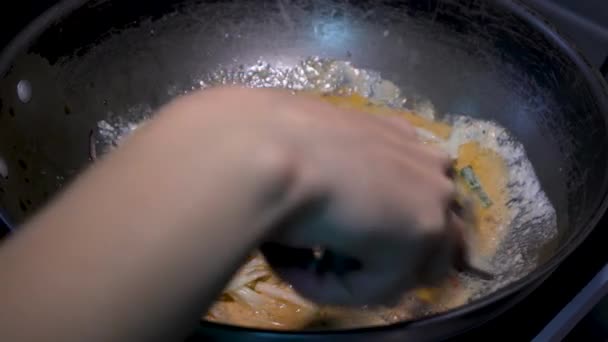 Szef Kuchni Smaży Vermicelli Sosie Patelni Szef Kuchni Odwraca Makaron — Wideo stockowe