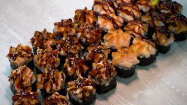 Bir tabağa konmuş suşi sosla doldurulur..