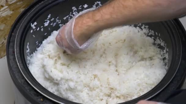 Der Koch Bereitet Gekochten Reis Einem Topf Auf Dem Herd — Stockvideo