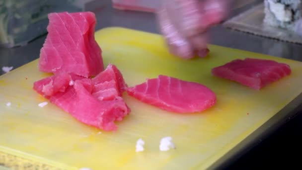 シェフの手を閉じる シェフはマグロのフィレットをカットする プロの男性が赤い魚を切りました スライスした刺身 伝統的な和食 寿司を準備する — ストック動画