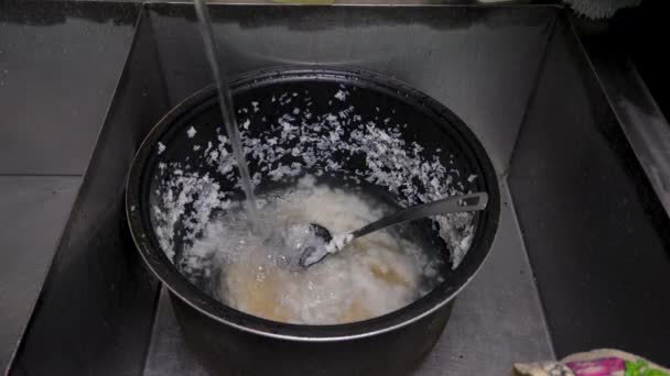 Вода Раковині Наливається Брудну Сковороду — стокове відео