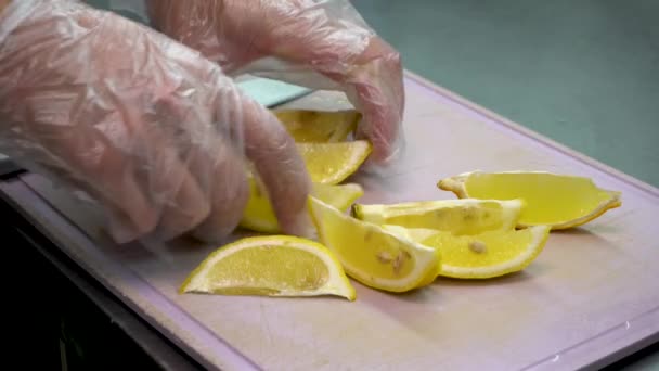 Руки Шеф Повара Ставят Нарезанные Лимонные Ломтики Подряд — стоковое видео