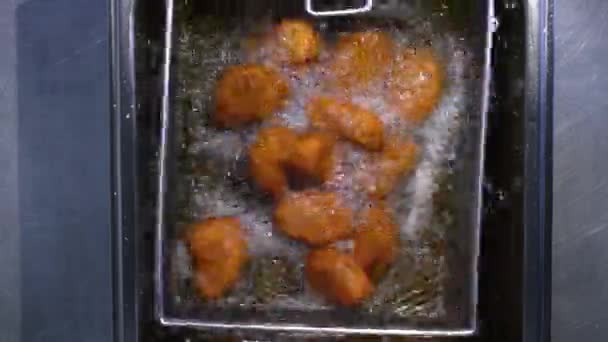 Chicken Tempura Nuggets Der Fritteuse Kochen Die Hühnerstücke Das Heiße — Stockvideo