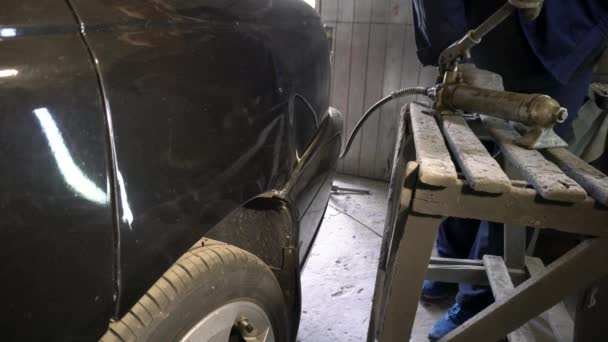 一名技师用液压工具把汽车上的凹痕拉直 — 图库视频影像