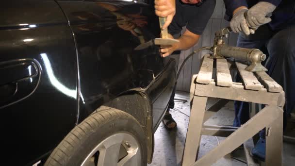 Ein Techniker Begradigt Eine Delle Einem Auto Mit Einem Hammer — Stockvideo