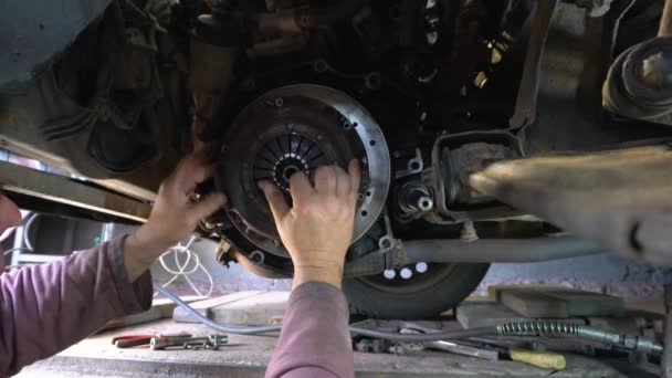 汽车技师在汽车发动机上安装汽车压板和新离合器盘 — 图库视频影像