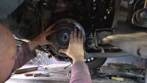 汽车技师拆除汽车发动机前使用的汽车压板和离合器盘 — 图库视频影像