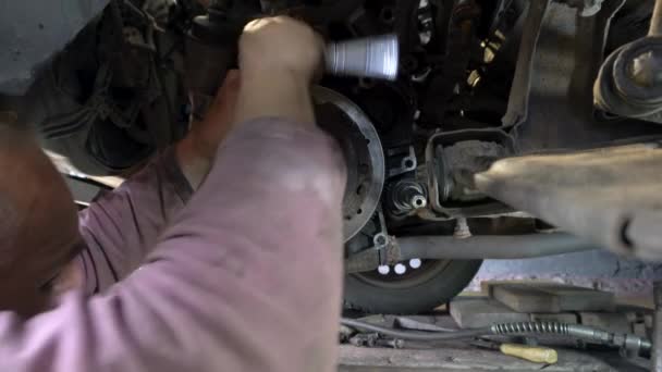 汽车技师在汽车发动机上安装汽车压板和新离合器盘 — 图库视频影像