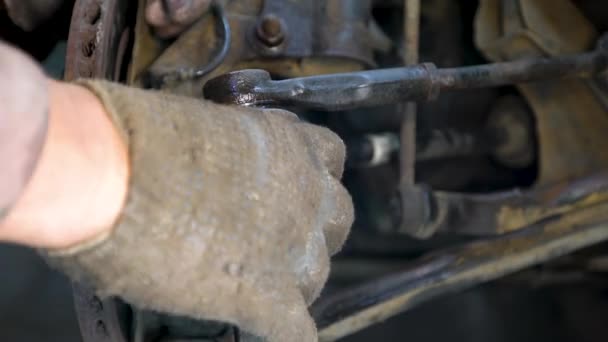 Een Automonteur Verwijdert Koppelstang Van Een Auto Repareert Onderdelen Van — Stockvideo