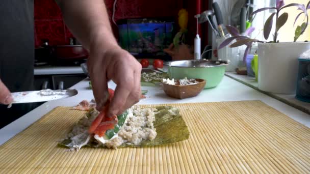 シェフはカッティングボードでサーモンを準備し シェフはサーモン寿司の魚をカットし シーフード料理の原料 — ストック動画