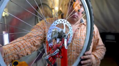 Atölyedeki bisiklet tamircisi bisiklet frenlerini tamir ediyor.