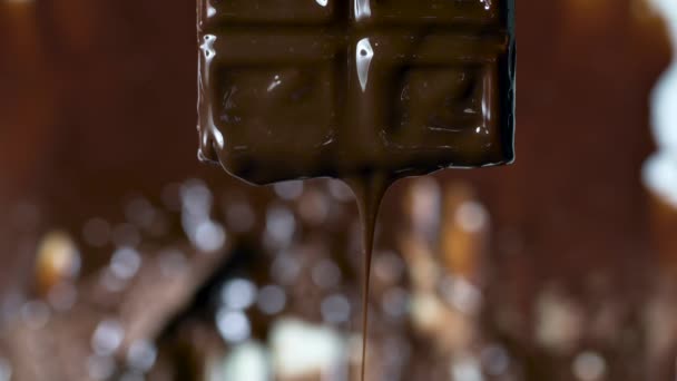 Дроблення Розтопленого Шоколаду Краплі Розтопленого Шоколаду Темному Фоні — стокове відео