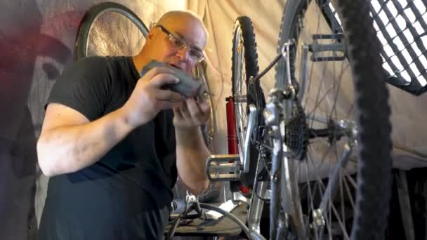 Fahrradmechaniker Der Werkstatt Bei Der Reparatur — Stockvideo