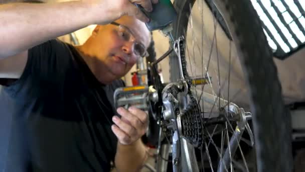 Meccanico Biciclette Officina Nel Processo Riparazione — Video Stock