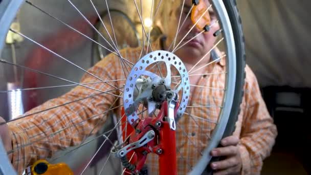 Mecânico Bicicleta Oficina Reparos Freios Bicicleta — Vídeo de Stock