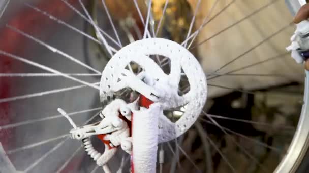 Meccanico Biciclette Officina Nel Processo Riparazione — Video Stock
