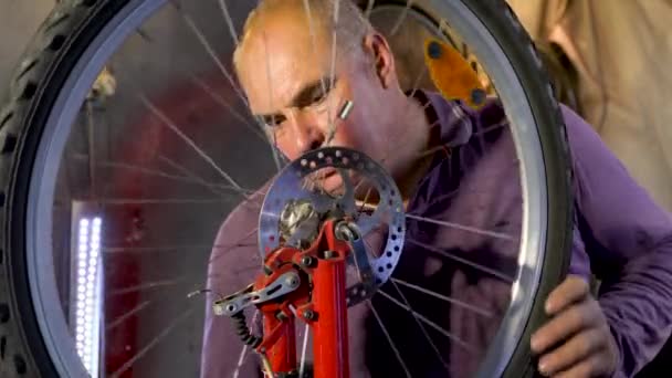 Kerékpárszerelő Műhelyben Kerékpárféket Javít — Stock videók