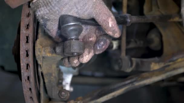 机械师的手安装了汽车的操纵杆 — 图库视频影像