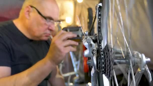 维修车间的自行车技工正在修理中 — 图库视频影像