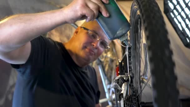 Mecânico Bicicleta Oficina Processo Reparação — Vídeo de Stock