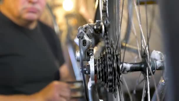 Μηχανικός Ποδηλάτων Στο Εργαστήριο Κατά Διαδικασία Της Επισκευής — Αρχείο Βίντεο
