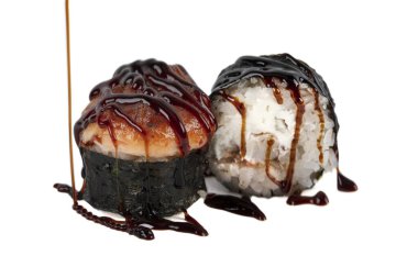 Suşi beyaz arka planda izole edilmiş. Soya soslu fırında suşi.