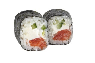 Sushi yakın plan beyaz arka planda izole edildi. Alabalık, salatalık, pirinç ve Philadelphia peynirli Norveç yosunlu suşi..