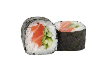 Sushi yakın plan beyaz arka planda izole edildi. Suşi, yosun, somon pilavı ve salatalık..