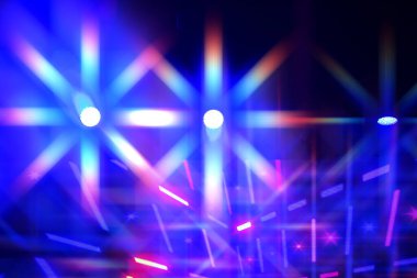 Sahne ışıklarının çok renkli, yanardöner ışıkları. Arka plan sahnesi, performans. Konser ışığı.