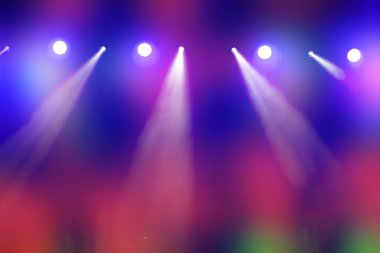 Sahne ışıklarının çok renkli, yanardöner ışıkları. Arka plan sahnesi, performans. Konser ışığı.