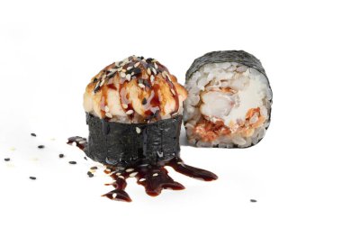 Suşi beyaz arka planda izole edilmiş. Soya sosuyla kaplı fırında suşi ve susam tohumları serpiştirilmiş..