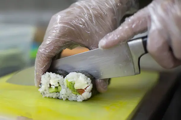 Närbild Man Japansk Restaurang Kock Matlagning Sushi Köket Stockbild