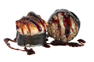 Suşi beyaz arka planda izole edilmiş. Soya soslu fırında suşi.