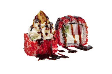 Suşi 'nin ucuz versiyonu beyaz arka planda. Japon yemekleri pirinç ve suni kırmızı havyar, yılan balığı ve soya soslu Philadelphia peyniri..