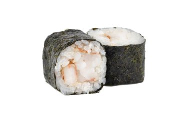 Sushi yakın plan beyaz arka planda izole edildi. Pirinç ve karidesli Norveç yosunlu suşi..
