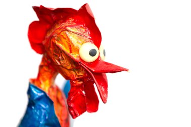 Beyaz arka planda kağıt mache yapılmış komik bir peri masalı horozunun ağızlık sesi..