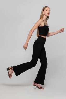 Güzel, zayıf, genç bir kız koşuşturuyor..