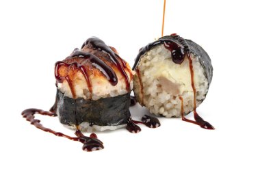 Suşi beyaz arka planda izole edilmiş. Soya soslu fırında suşi.