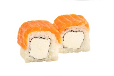 Sushi yakın plan beyaz arka planda izole edildi. Filedelfiya usulü alabalık, pirinç peyniriyle suşi rulosu. Japon restoran menüsü.