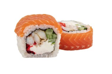 Sushi yakın plan beyaz arka planda izole edildi. Kırmızı balık, alabalık, Philadelphia peyniri ve yılan balığı ile pişirilmiş suşi rulosu, daikon. Japon restoran menüsü.