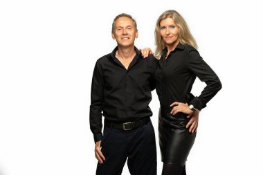 Olgun bir çiftin portresi. Beyaz arka planda sarılan iki yaşlı adam ve kadın..