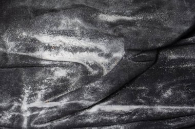 Un siyah kumaşın üzerine saçılmıştı. Arka plan kar gibi görünüyor..