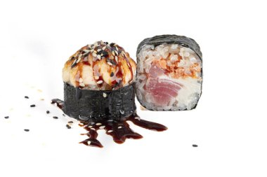 Suşi beyaz arka planda izole edilmiş. Soya sosuyla kaplı fırında suşi ve susam tohumları serpiştirilmiş..