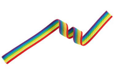 Renkli gökkuşağı kurdelesi beyaz arka planda izole edilmiş. Renkli LGBT tasarımı. Kıvırcık, dalgalı kurdele.
