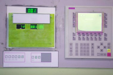 Komut düğmeleri ile program kontrollü bir endüstriyel makinenin parçası.