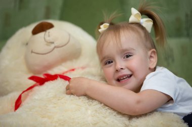 Evde poz veren küçük bir kız..